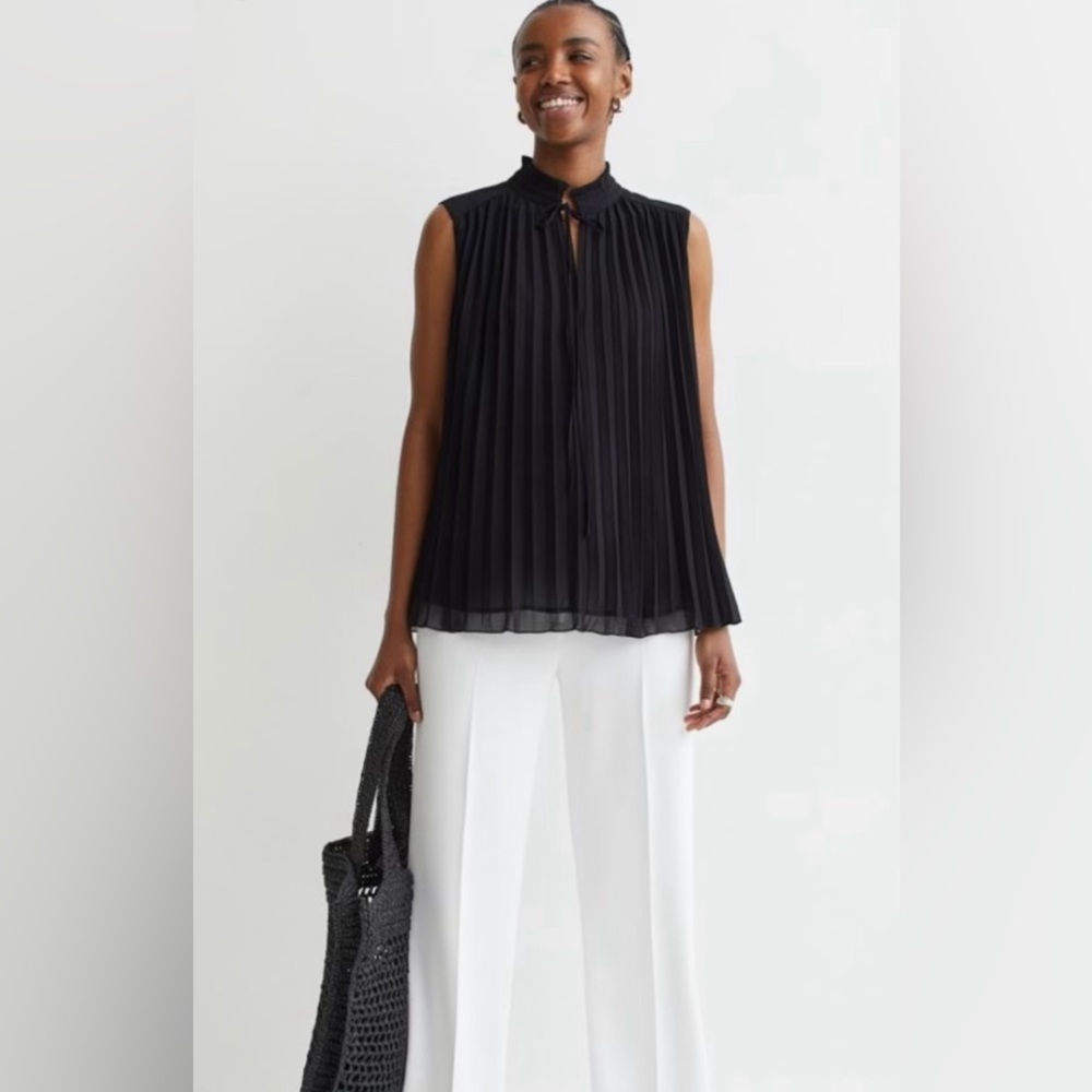 H&M Black Pleated Blouse Size Medium - Picture 1 of 6